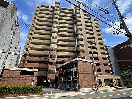 ２００６年（平成１８年）１２月建築のペットと暮らせるマンションです。ＪＲ大阪環状線　玉造駅まで約５２０ｍ（徒歩７分）の好立地。大阪メトロ長堀鶴見緑地線　玉造駅にも約６６０ｍ（徒歩９分）です。