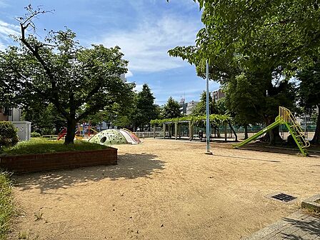 玉津公園まで約７０ｍ（徒歩１分）です。子育て世代のご家庭には最適な立地です。