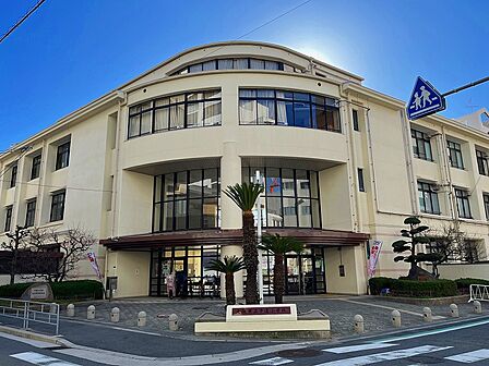 中道小学校まで約１００ｍ（徒歩２分）です。