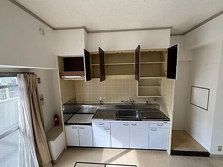 DK約8.7帖:南からの採光タップリで大変明るく通風も良好です。