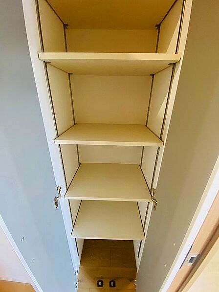廊下部分の収納です。