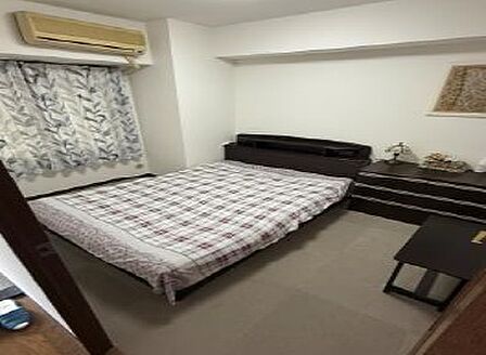 洋室約５．２帖：収納出来る物入がついた寝室向きのお部屋です。