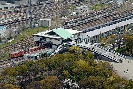 ＪＲ環状線　大阪城公園駅まで約１，０００ｍ（徒歩１３分）です。