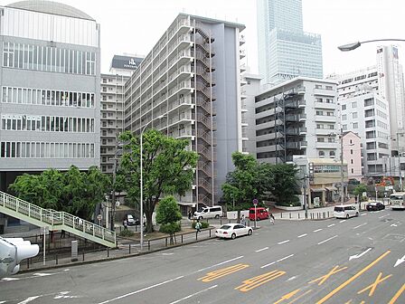 JR環状線・阪和線、大阪メトロ御堂筋線・谷町線 天王寺駅まで約320m(徒歩4分)の好立地です。1977年(昭和52年)1月建築のマンション。