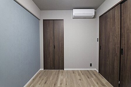 洋室約4.2帖:クローゼットが付いています。エアコンも付いています。(フローリング・クロス張替、建具・CL新調等)