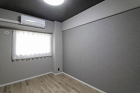 洋室約4.8帖:南東側に窓があり、採光・通風大変良好です。タップリ収納が出来るクローゼットも付いています。エアコンも付いています。(フローリング・クロス張替、建具・CL新調、レースカーテン取付等)