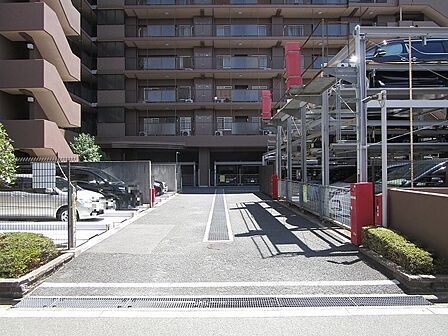 駐車場:月額4,450円〜7,950円です。(空き状況については随時管理事務所にご確認が必要です)