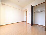 洋室7.9帖　クローゼット付（収納充実してます）