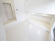 洋室5.7帖　アンダーロフト5帖（収納にも寝室にも使えます）