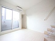 洋室6.4帖　ロフト6.7帖（収納にも寝室にも使用できます）