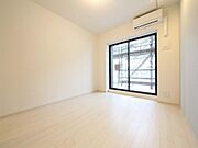 洋室9.5帖　エアコン完備　南面バルコニー