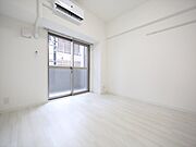 洋室7.4帖　エアコン完備　クローゼット付　バルコニー