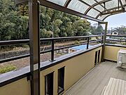 バルコニーも屋根付きで安心