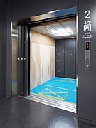 人荷用エレベーターは、幅・奥行共にゆとりがあります