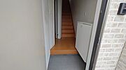 玄関ドアを開けて撮影