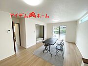 リビング 南向きのため明るい陽射しが射し込みます♪