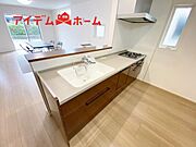 キッチン ダイニングに面した対面式キッチンでは、できたてのお料理がすぐテーブルに出せます