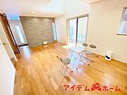 リビング 南向きのため明るい陽射しが射し込みます♪ 