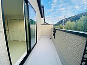 バルコニー 広々としたバルコニーには洗濯物もたくさん干せます！