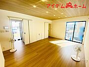 リビング 南向きのため明るい陽射しが射し込みます♪ 
