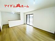 リビング 南向きのため明るい陽射しが射し込みます♪