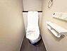 トイレ：トイレ トイレには快適な温水洗浄便座付き 