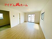 リビング 南向きのため明るい陽射しが射し込みます♪