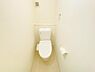 トイレ：トイレ トイレには快適な温水洗浄便座付き