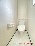 節水型でエコなトイレには、今では当たり前のウォシュレット付き。便座を温める機能もついていて、居心地良くてトイレから出られなくなるかも！換気用に換気扇はもちろん、窓も着いているので常に快適ですね。