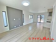 室内にいても、たっぷりの陽光と爽やかな風を感じて頂ける、開放感あふれるリビングです。ご家族と穏やかに過ごす、心地の良い時間が流れます。 