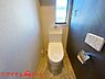 トイレ：節水型でエコなトイレには、今では当たり前のウォシュレット付き。便座を温める機能もついていて、居心地良くてトイレから出られなくなるかも！換気用に換気扇はもちろん、窓も着いているので常に快適ですね。
