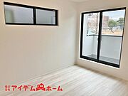 大きな窓からたっぷりの日差しが降り注ぐ明るい室内です。気持ちの良い朝日を受けて、目覚めの良い健康的な朝を迎えられそうです。