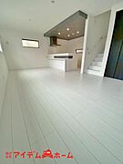 ここにはみんなが集い、食事と楽しい会話が始まる。話に夢中になりすぎて、ついつい時を忘れてしまう。そんな束の間の幸せを感じさせてくれる場所。