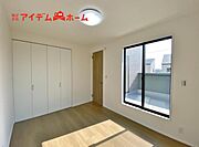 1号棟 明るい寝室で心地のいい朝を迎えられそうです。 大きな窓からたっぷりの日差しが入る室内。