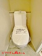 節水型でエコなトイレには、今では当たり前のウォシュレット付き。便座を温める機能もついていて、居心地良くてトイレから出られなくなるかも！