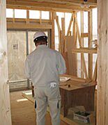 建築基準法では地震力や風圧力に対して、建物が倒壊しにくいように筋かいなどを設けた壁の必要量が定められています。建築基準法で定められた壁量の1．3倍を確保しています。 
