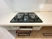 3口コンロはお鍋もフライパンも同時に使えるので、料理効率も上がりますね。 
