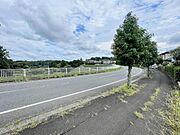 前面道路は歩道が整備されており、お子様も安心です。