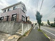 前面道路は歩道が整備されており、お子様の通行も安心です