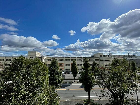 前面は高い建物...