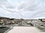 前面に高い建物がなく、空の広がる開放的な眺望です 