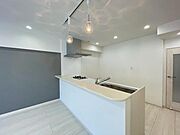 配膳やちょっとした食事に便利なカウンター付のキッチンです。ダイニングとのつながりを感じられます。