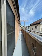 日当たり良好なワイドバルコニー。ゆとりある広さで家事もスムーズに、毎日の暮らしに開放感を届けます。