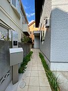 道路から玄関が見えず、プライバシーの守られるアプローチです。