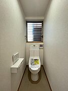 明るく清潔感のある節水型ウォシュレットトイレです 