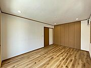 ベッドを置いてもゆとりのある、広さ8.7帖の主寝室です