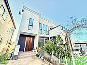 道路から少し入った位置にあり、プライバシーも守られる安心の住まいです。