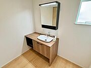 忙しい朝にも落ち着いて身支度ができるゆとりある洗面スペース 