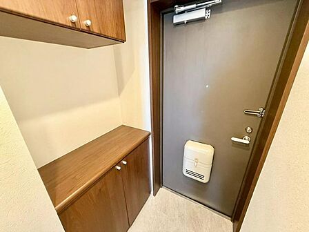ご家族の「いってきます」「おかえり」を見守る、明るい玄関