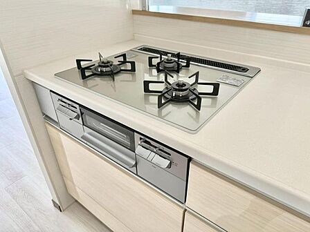 毎日の料理に嬉しい3口コンロ。グリルもあり色んなレシピを楽しめそうです。